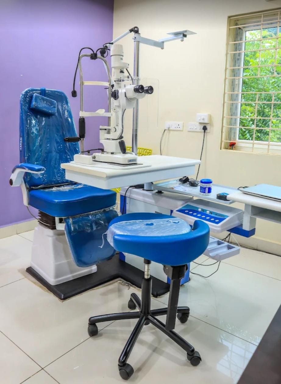 Advanced Motorized Slit-Lamp Ophthalmic Refraction Unit